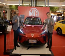 Donny Septianto Kurniawan, Country Director MG Motor Indonesia (kiri) bersama Dwi Yanto, Director PT Mayapada Auto Sempurna saat memperkenalkan MG4 EV di Pekanbaru, Selasa (30/5/2023).  
